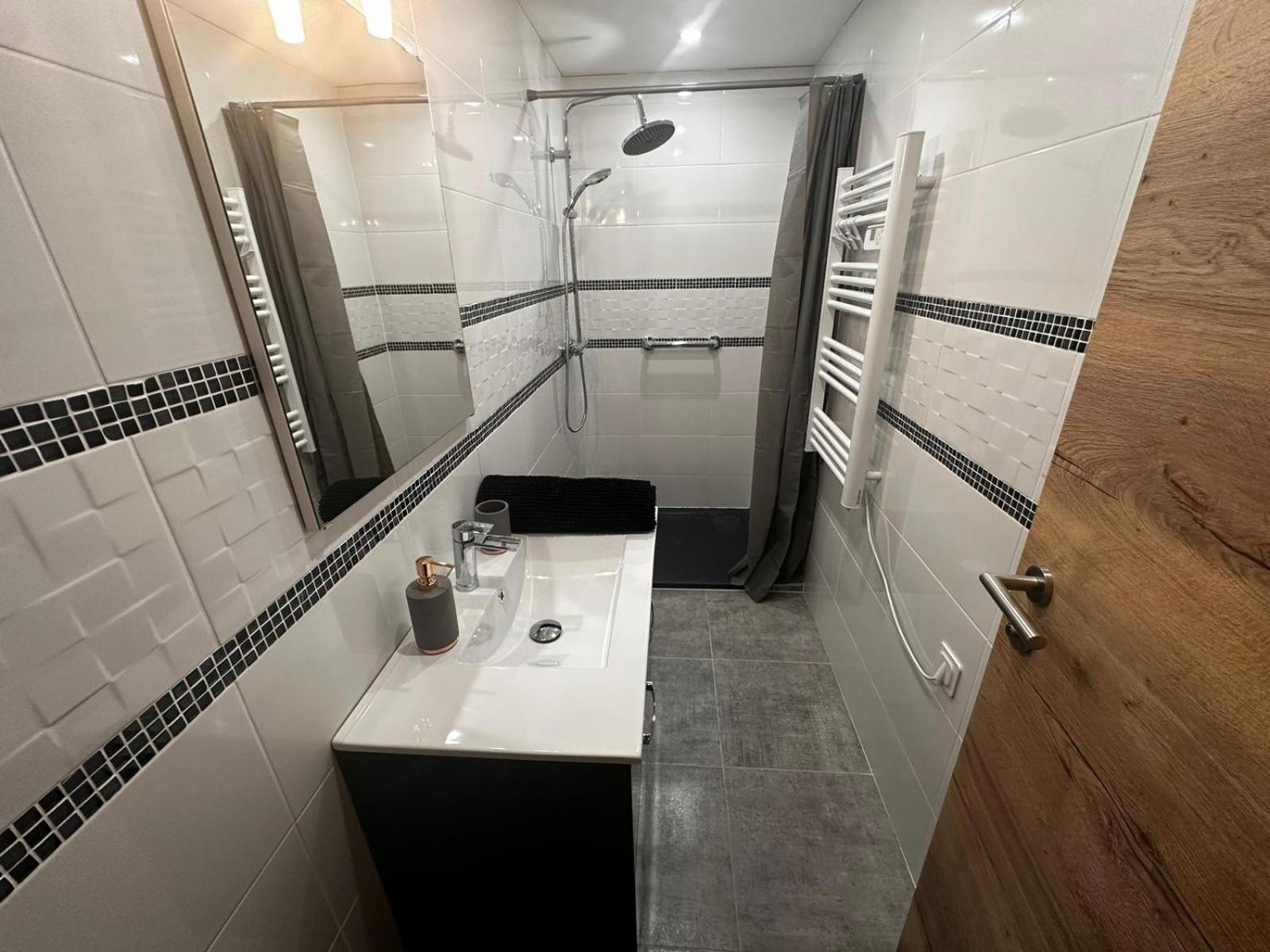 Les Chalets Bambi & Jacuzzi Privatif ラ・ブレス 部屋 写真